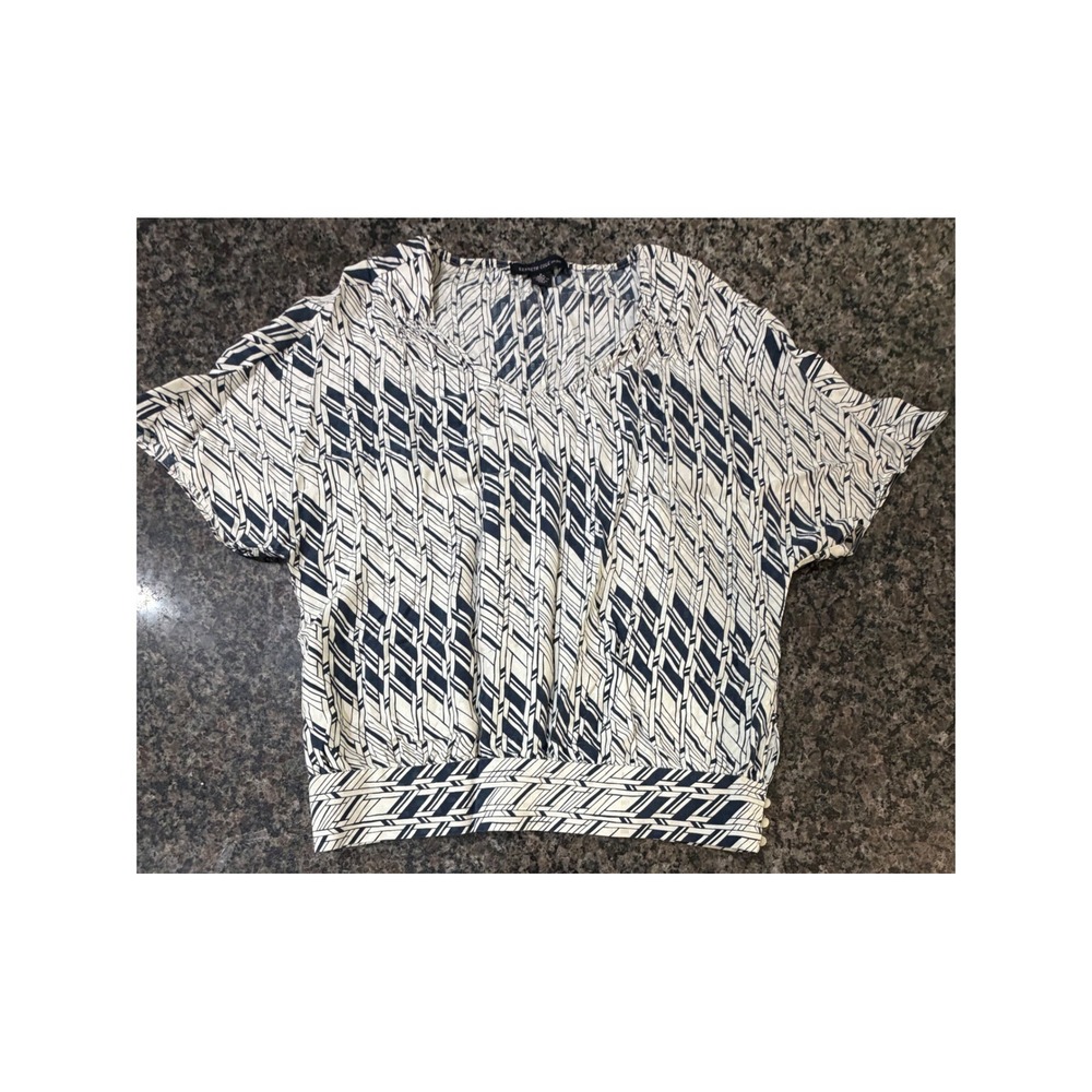 Kenneth Cole New York 100% Silk Blouse Navy Cream Geometric V-Neck Top Size 2